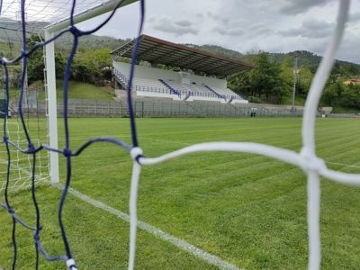Una delle porte del campo sportivo